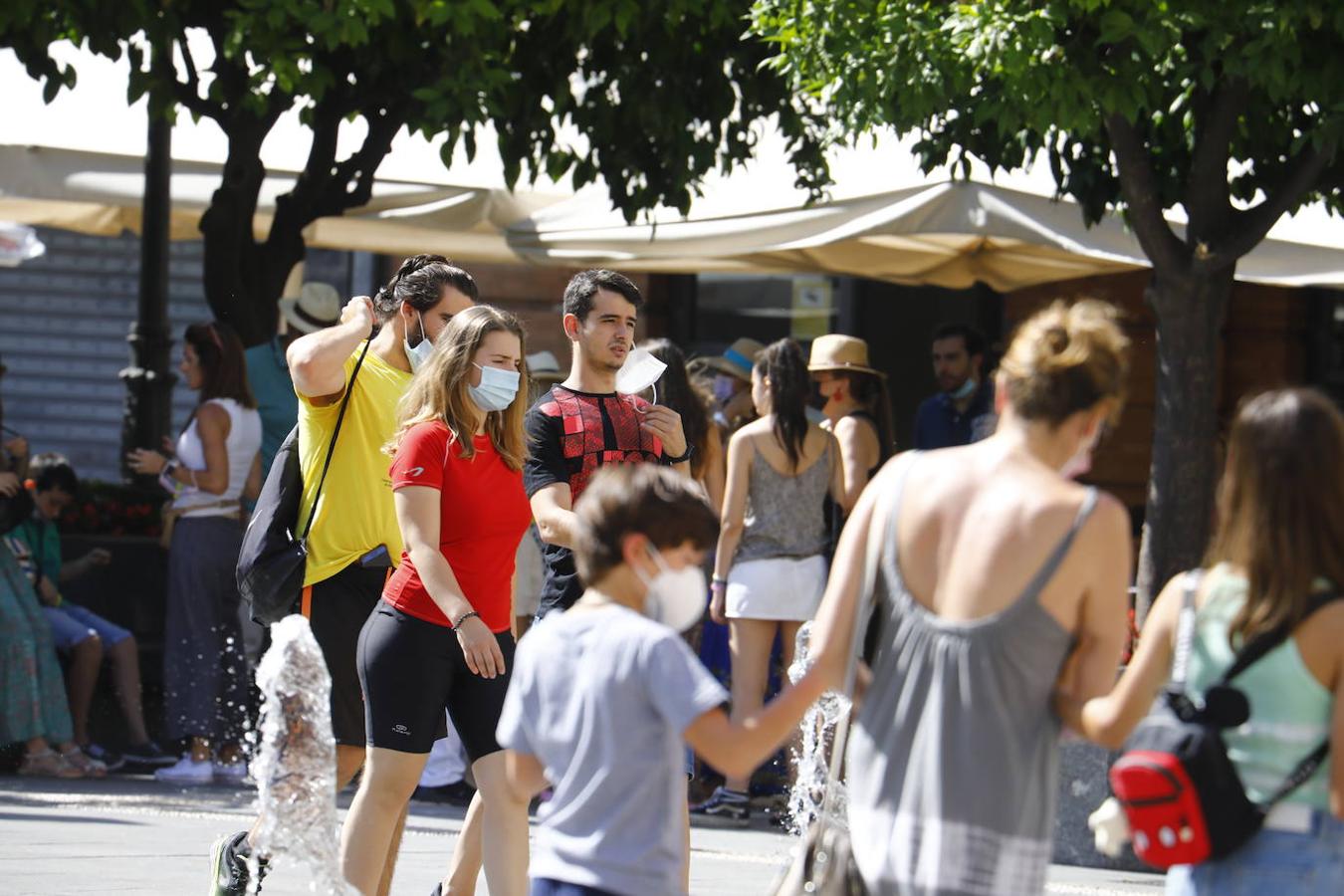 El primer día sin la mascarilla obligatoria en exteriores en Córdoba, en imágenes