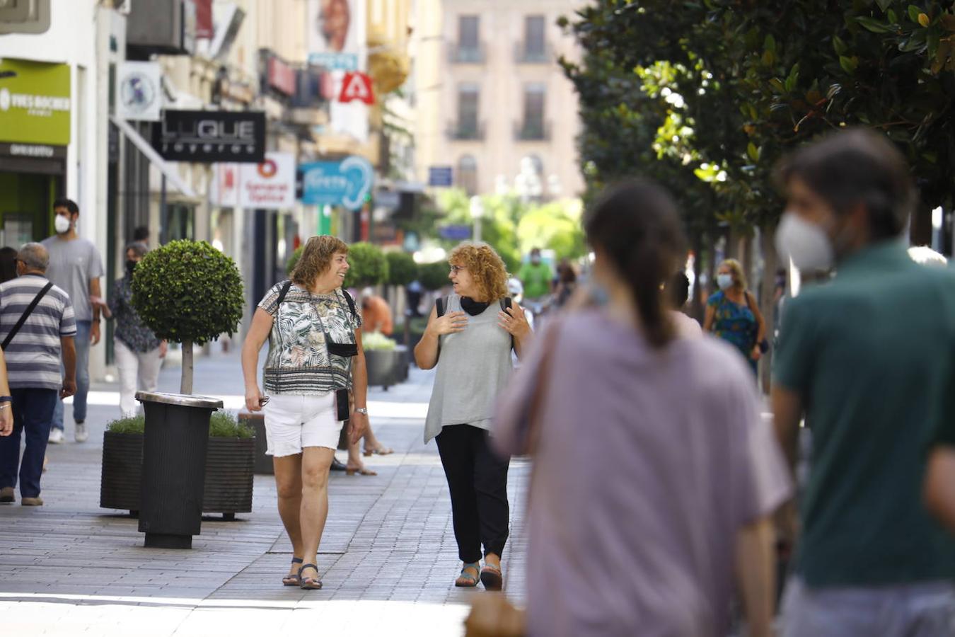 El primer día sin la mascarilla obligatoria en exteriores en Córdoba, en imágenes