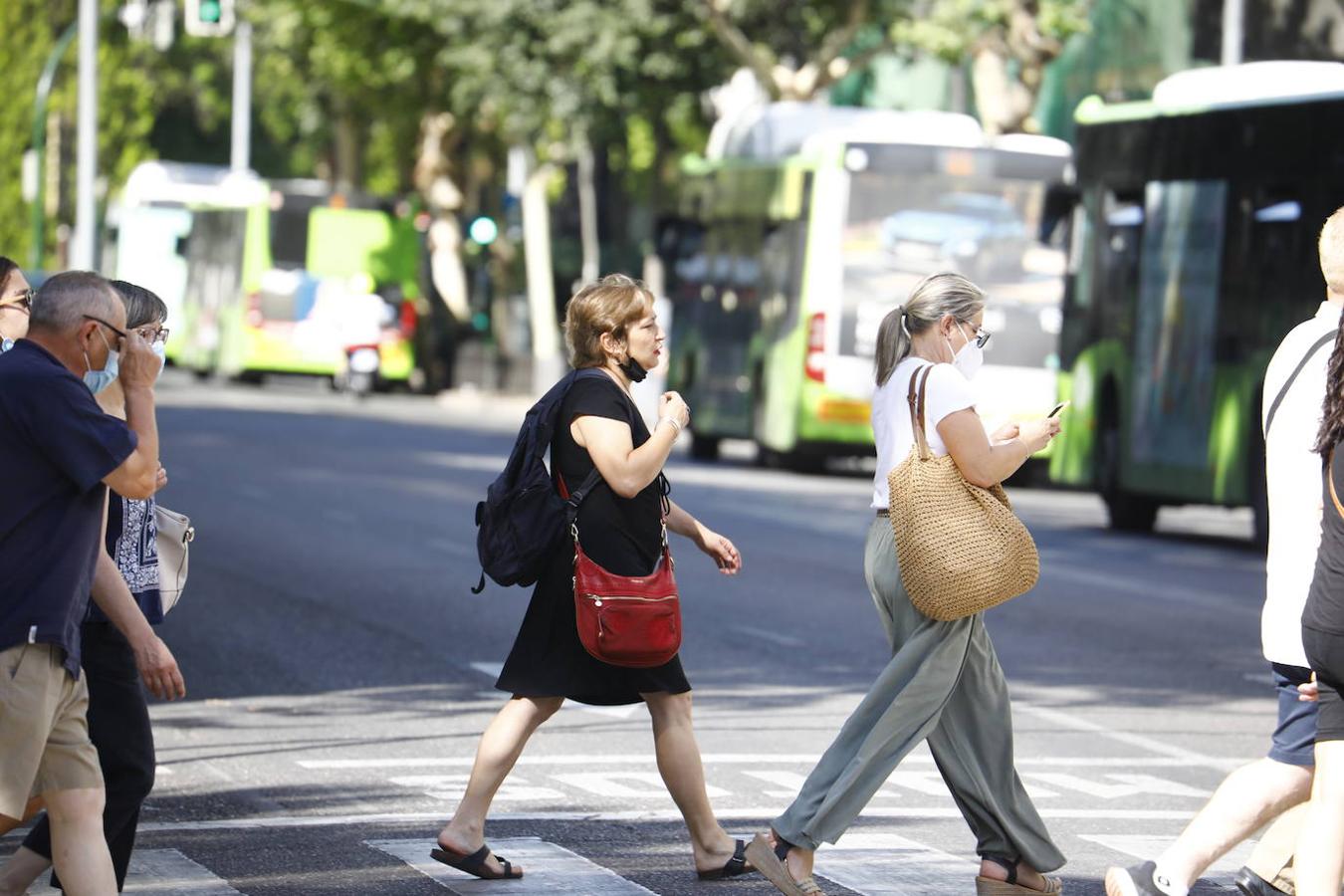 El primer día sin la mascarilla obligatoria en exteriores en Córdoba, en imágenes