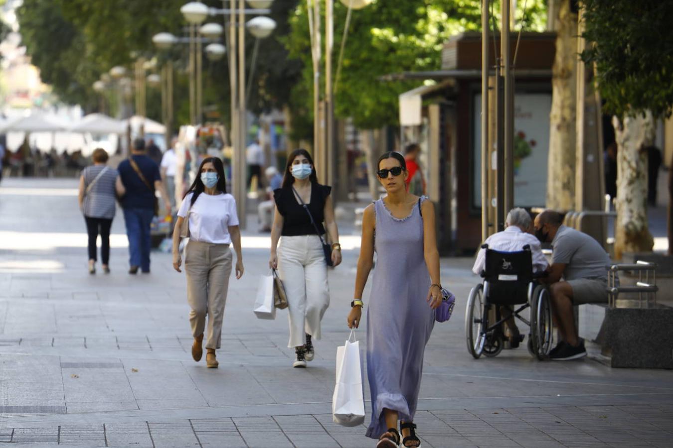 El primer día sin la mascarilla obligatoria en exteriores en Córdoba, en imágenes