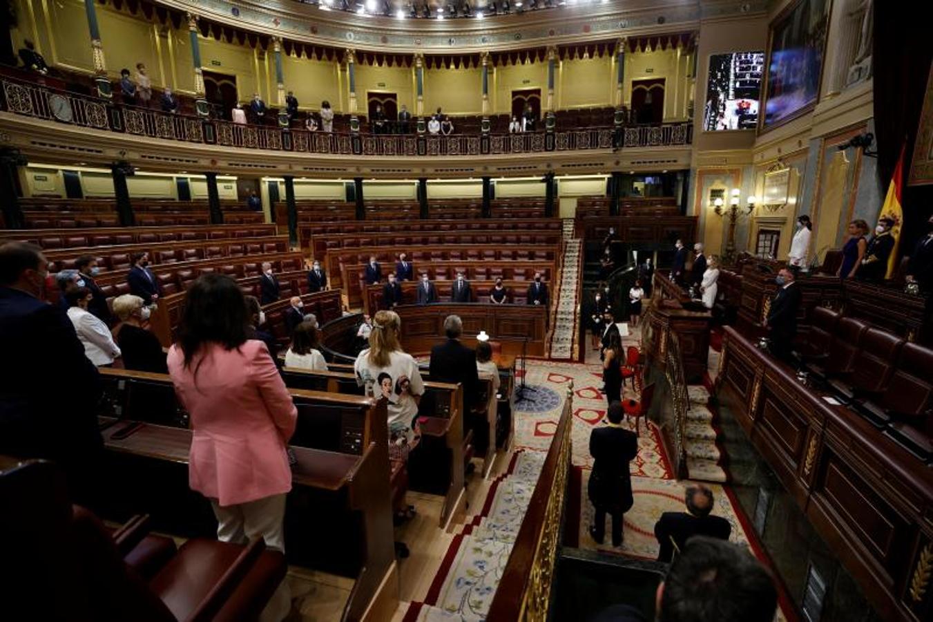 Minuto de silencio en un Congreso de los Diputados semivacío. 