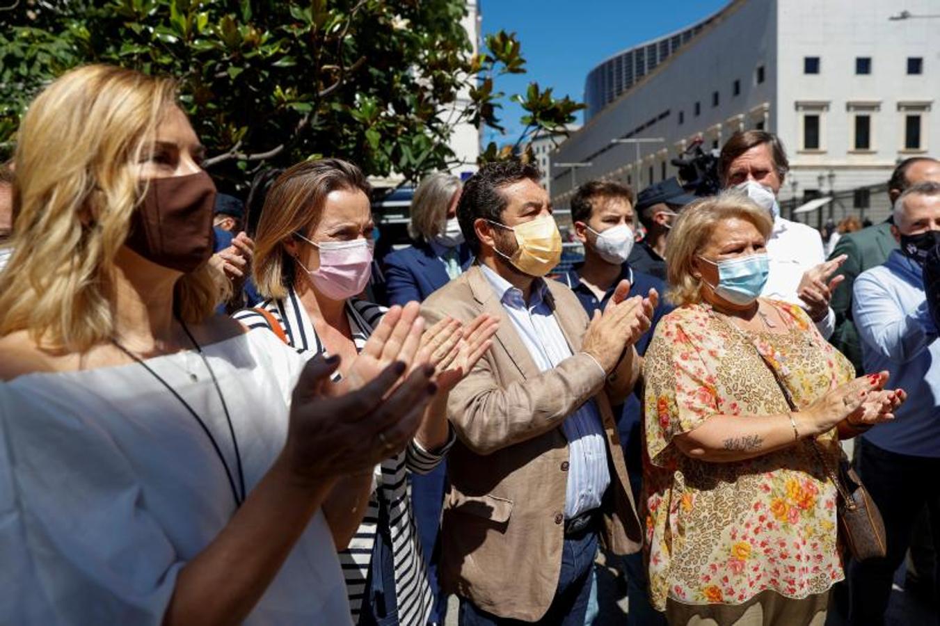 La portavoz del PP, Cuca Gamarra, junto aplaude junto a las asociaciones que rechazan la presencia de los herederos de ETA. 