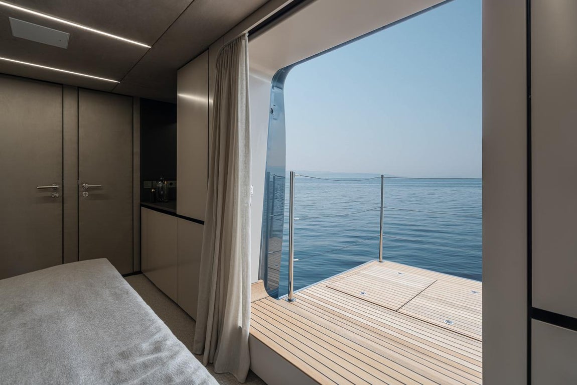 Así es el yate de Rafa Nadal. También posee una amplia terraza privada. Y hablando de los espacios exteriores, el garaje de popa del Great White esconde una gran moto acuática y una selección de juguetes acuáticos junto con una estación de repostaje. También tiene una amplia plataforma de baño hidráulica para transportar el ténder del yate y ofrecer un lugar adicional para tomar el sol junto al agua.