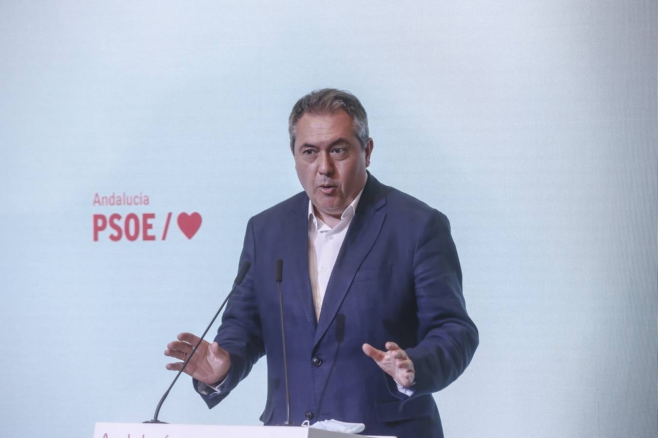 Susana Díaz y Juan Espadas durante la rueda de prensa en la sede regional del PSOE