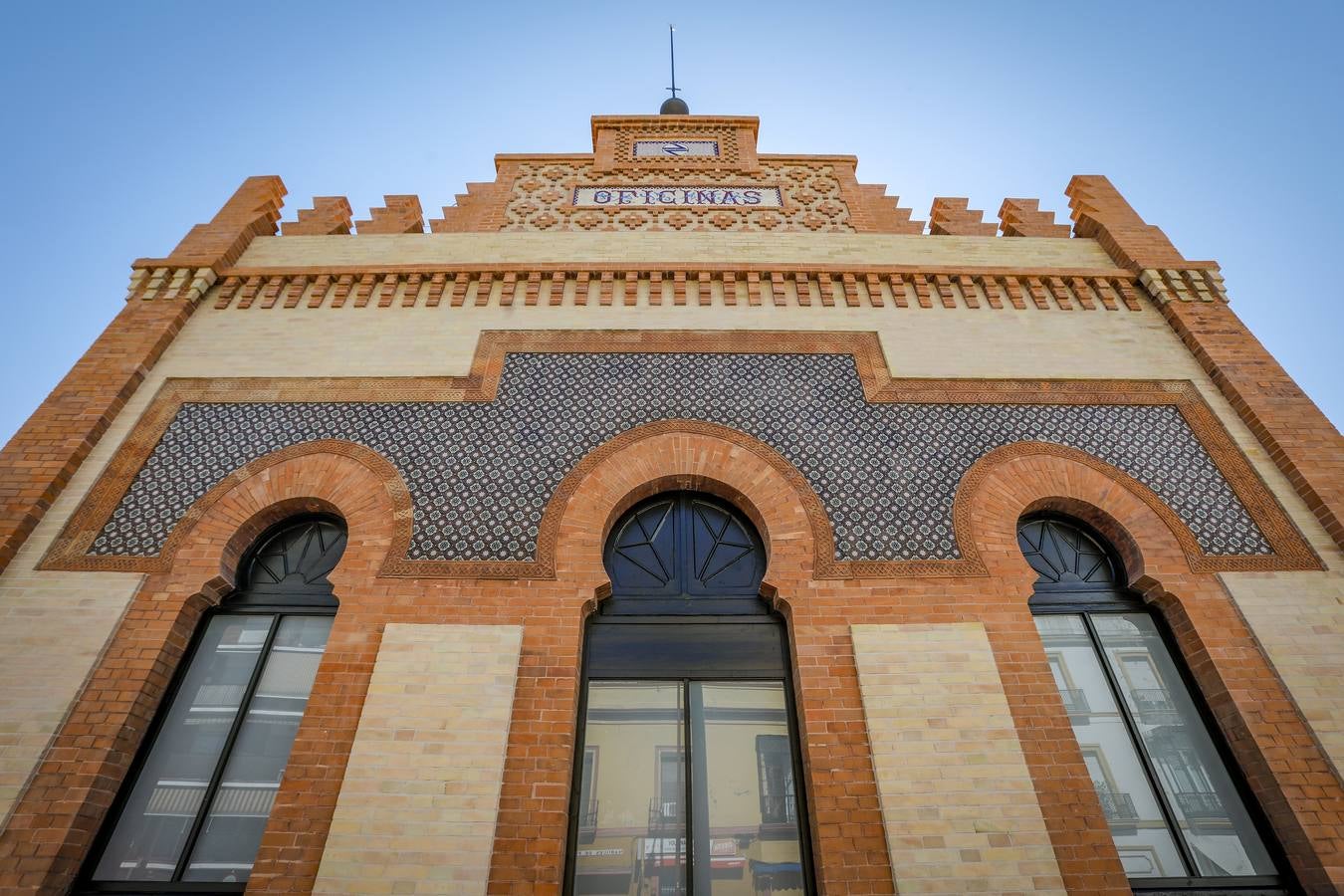 La fachada de la estación de Plaza de Armas ya luce su rehabilitación