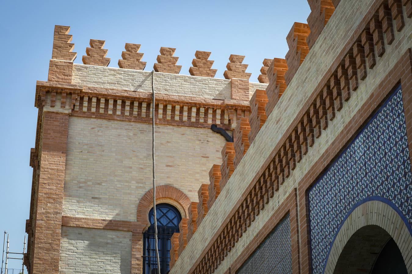 La fachada de la estación de Plaza de Armas ya luce su rehabilitación