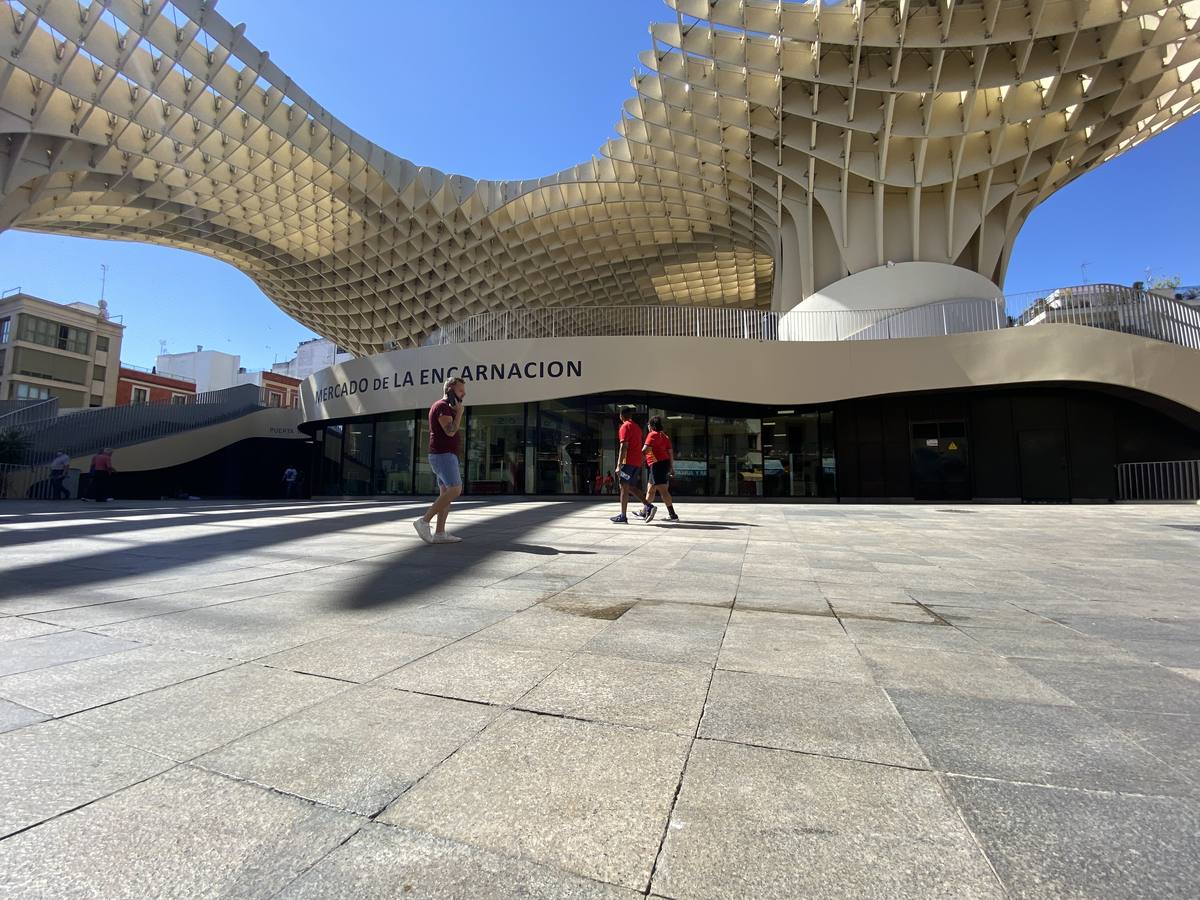 Costras de suciedad en las principales calles peatonales de Sevilla