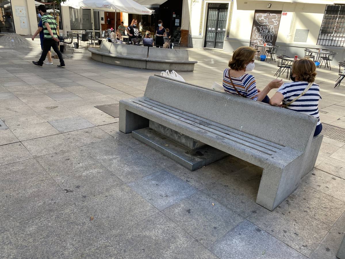 Costras de suciedad en las principales calles peatonales de Sevilla