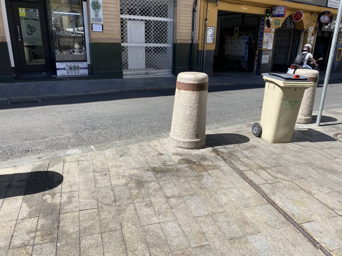 Costras de suciedad en las principales calles peatonales de Sevilla