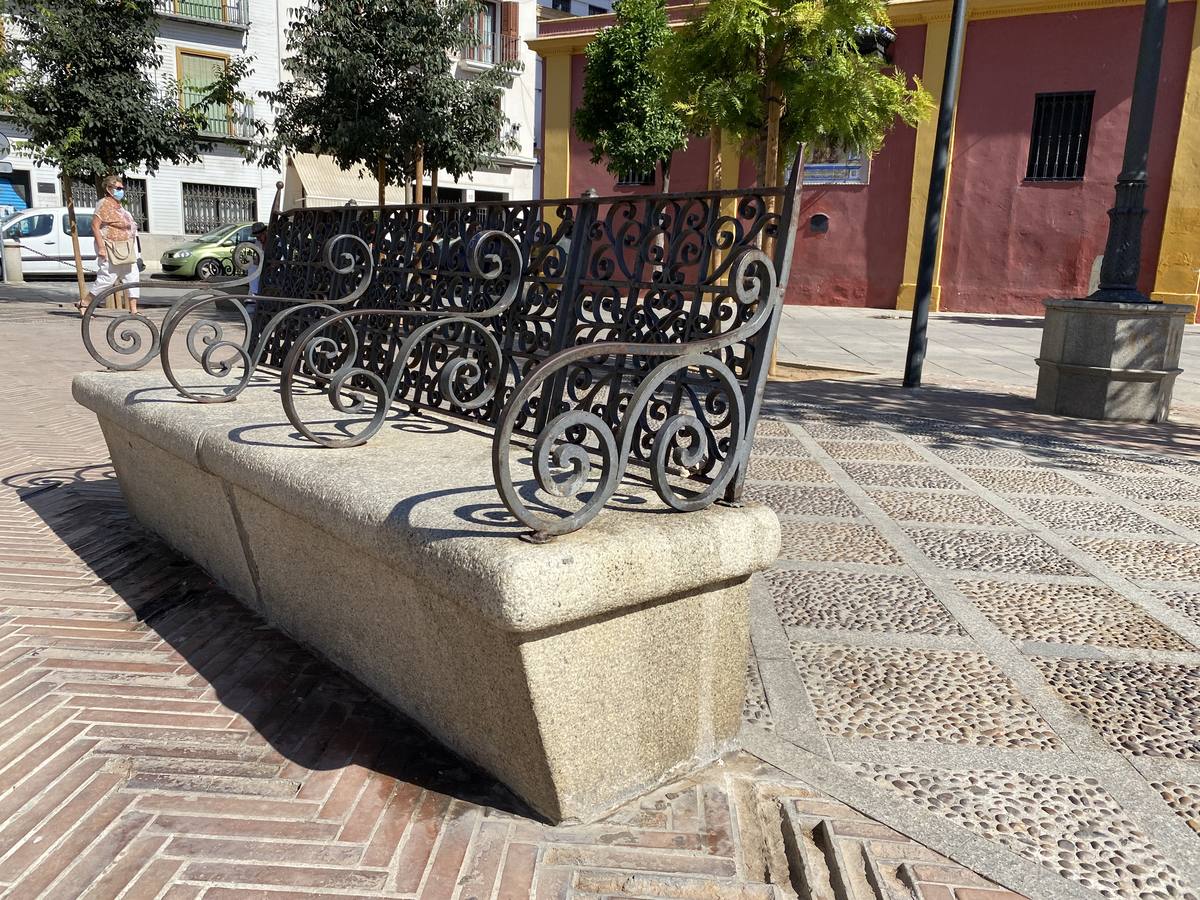 Costras de suciedad en las principales calles peatonales de Sevilla