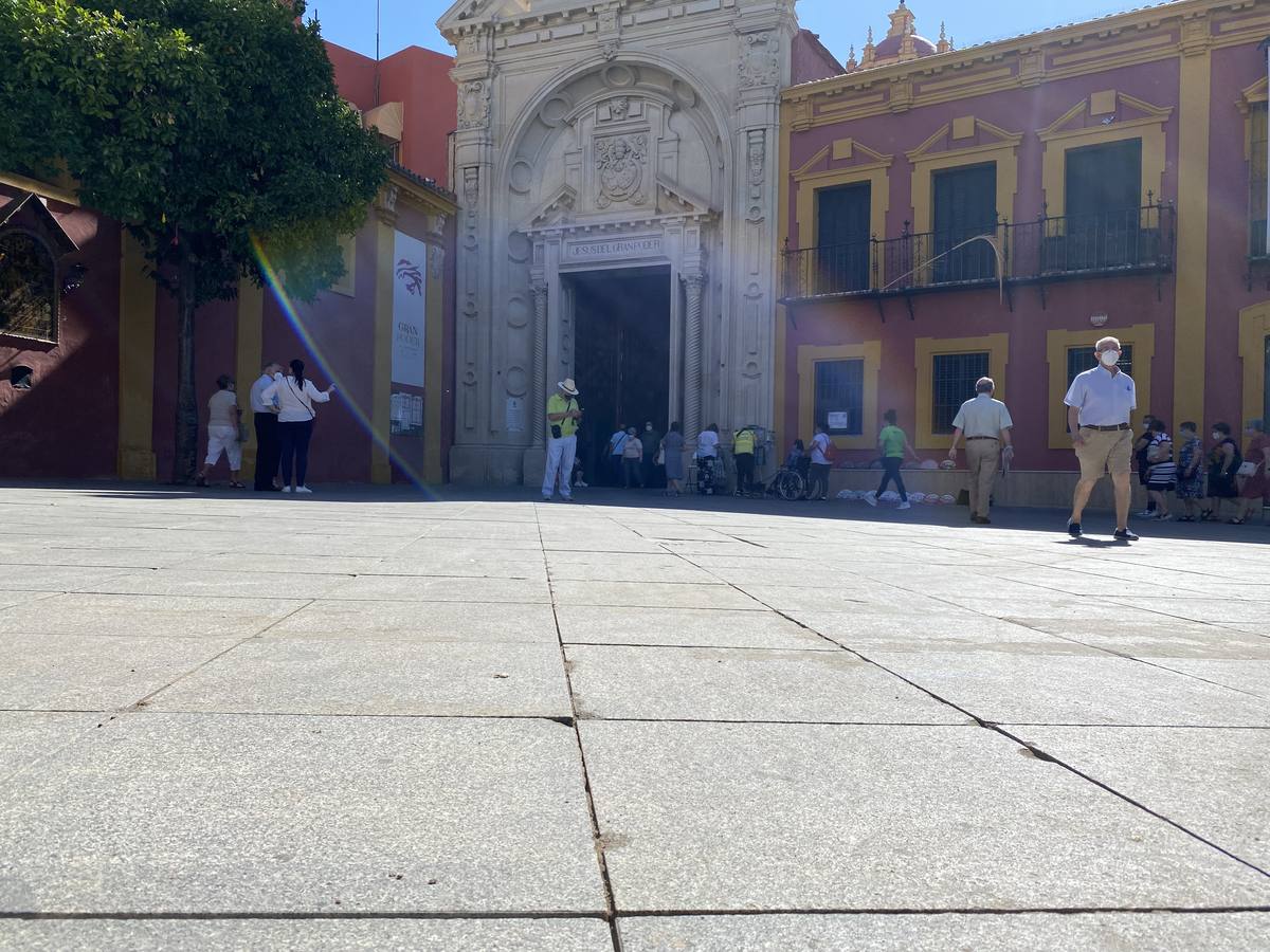 Costras de suciedad en las principales calles peatonales de Sevilla