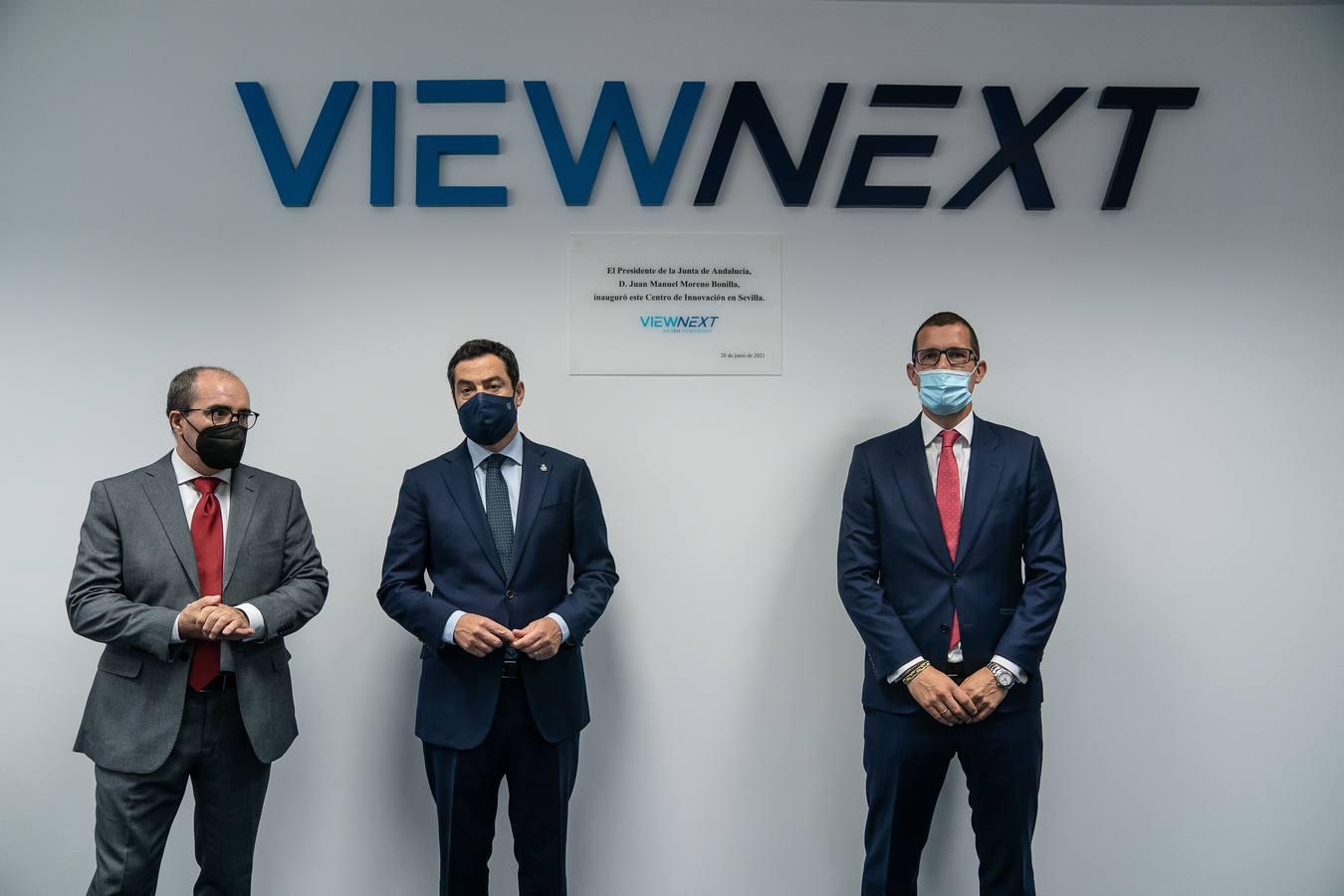 Juanma Moreno visita la sede de Viewnext, centro de innovación de IBM en Sevilla