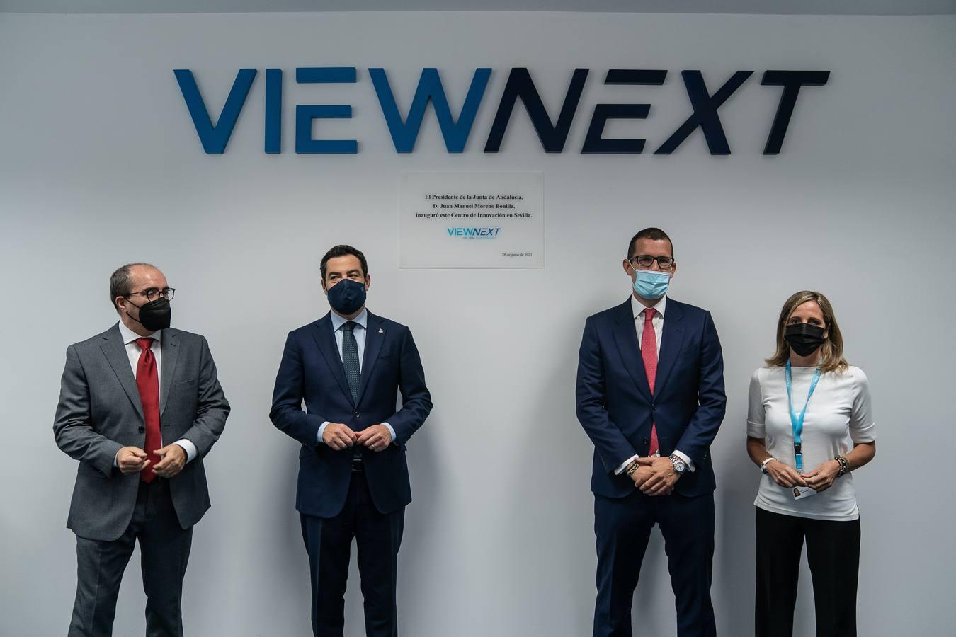 Juanma Moreno visita la sede de Viewnext, centro de innovación de IBM en Sevilla