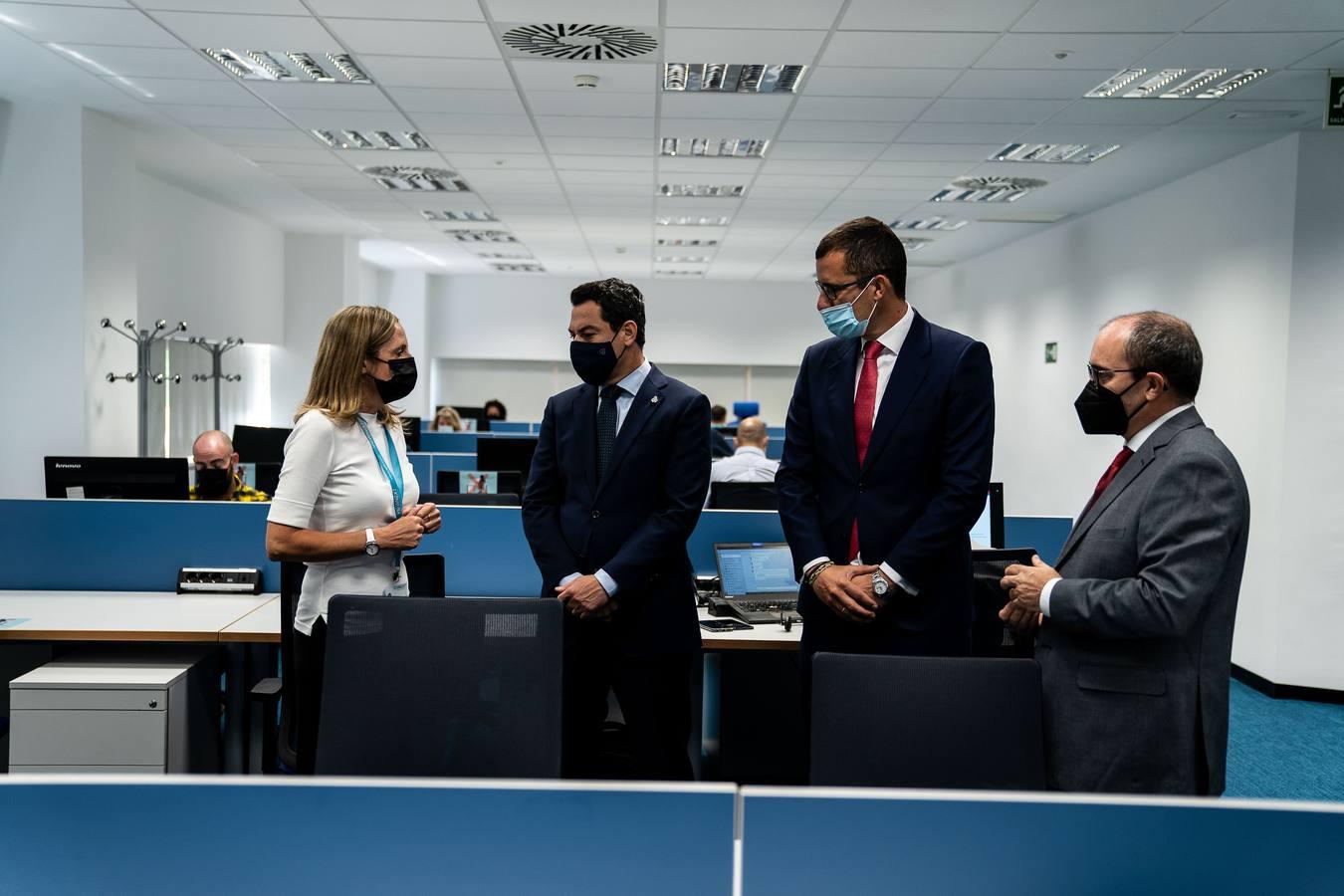 Juanma Moreno visita la sede de Viewnext, centro de innovación de IBM en Sevilla