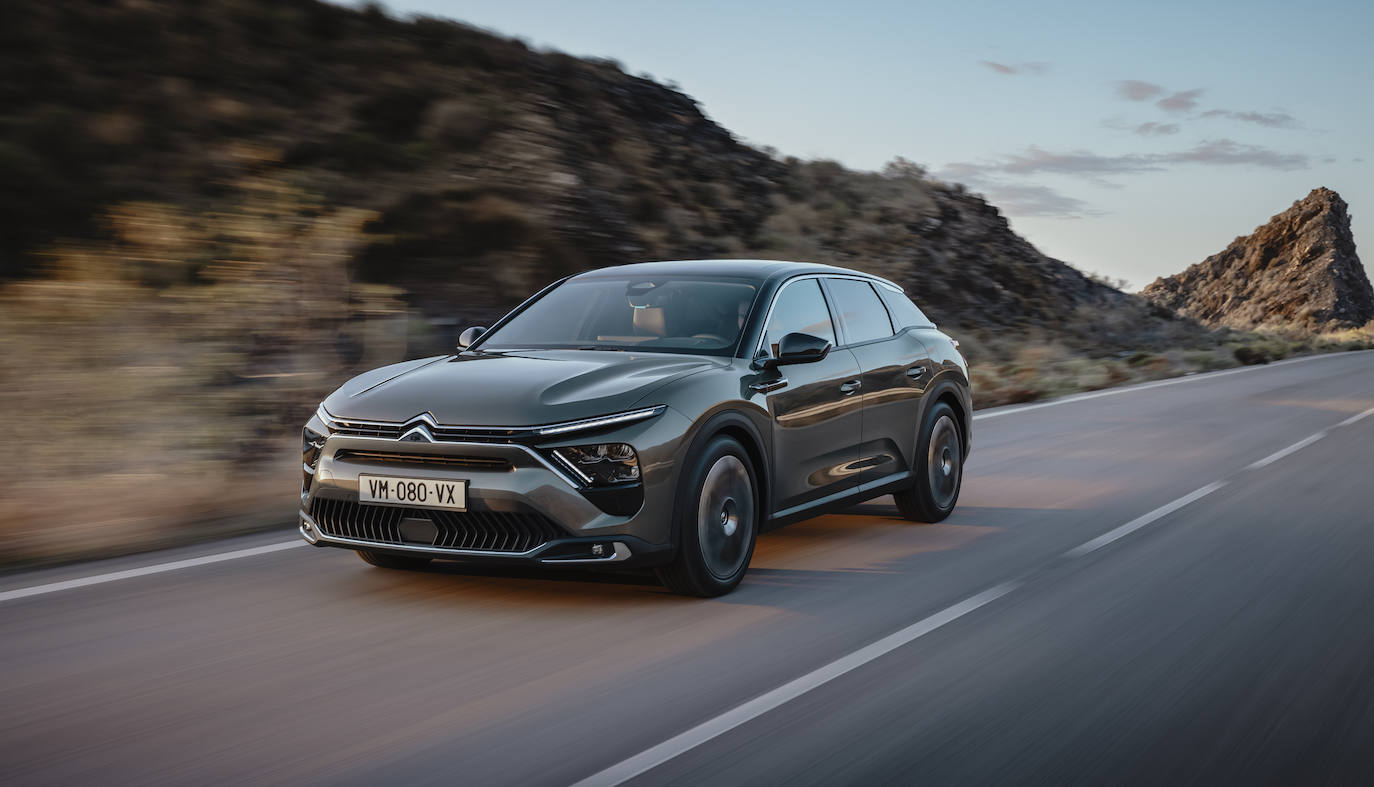 C5 X: Citroën vuelve a la berlina con una propuesta muy poco ortodoxa