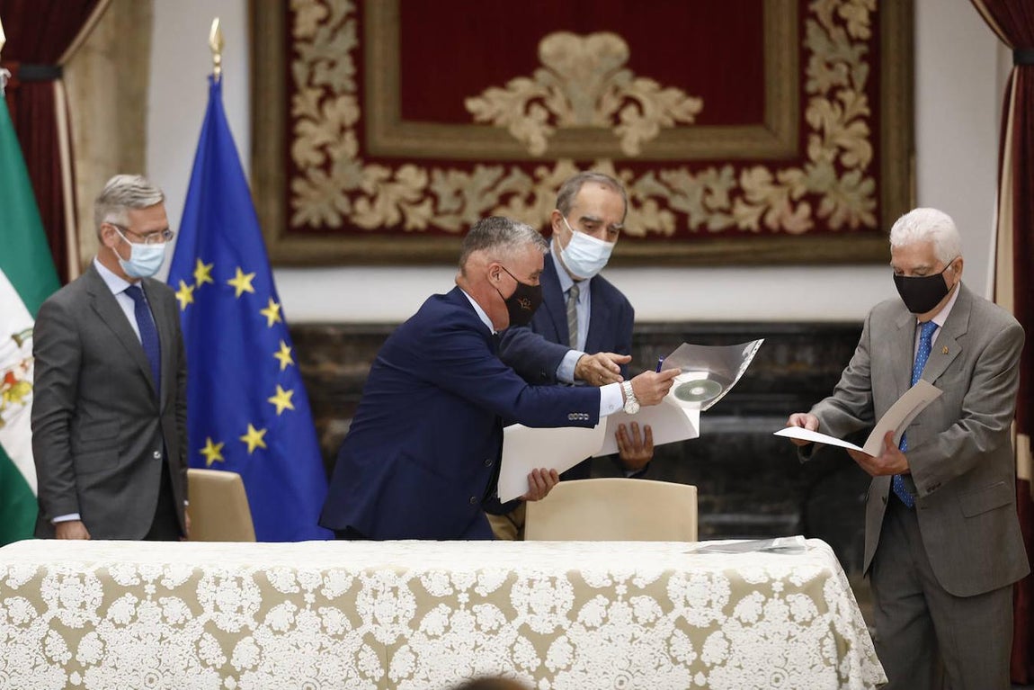 La entrega en Córdoba del legado de Pablo García Baena, en imágenes