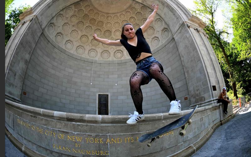 Una joven practica skate en Nueva York,  que se prepara para la ola de calor y la humedad. 