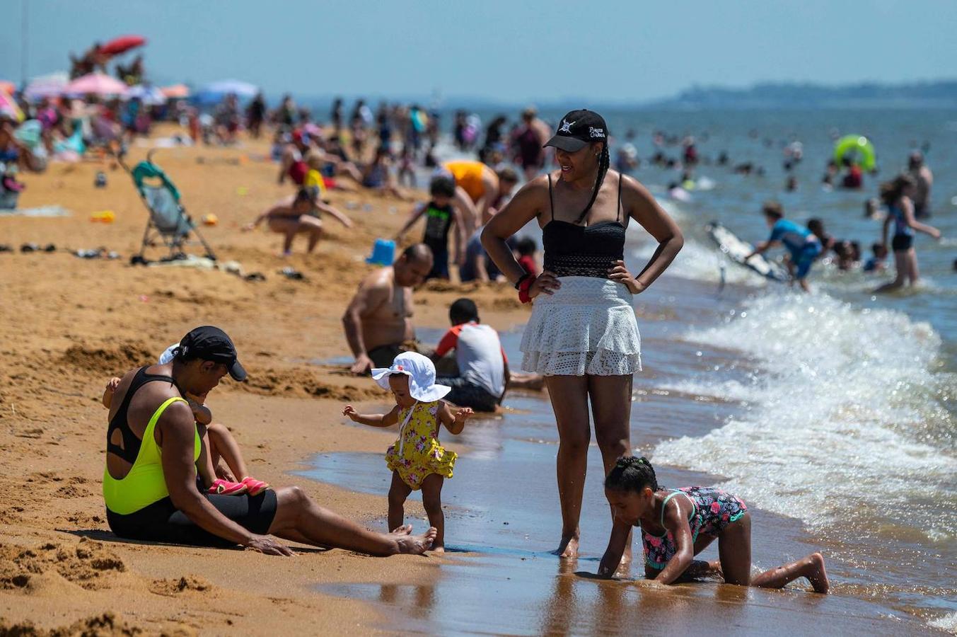 Los bañistas disfrutan de un día en la playa para escapar del sofocante calor que se está viviendo en Canadá. 