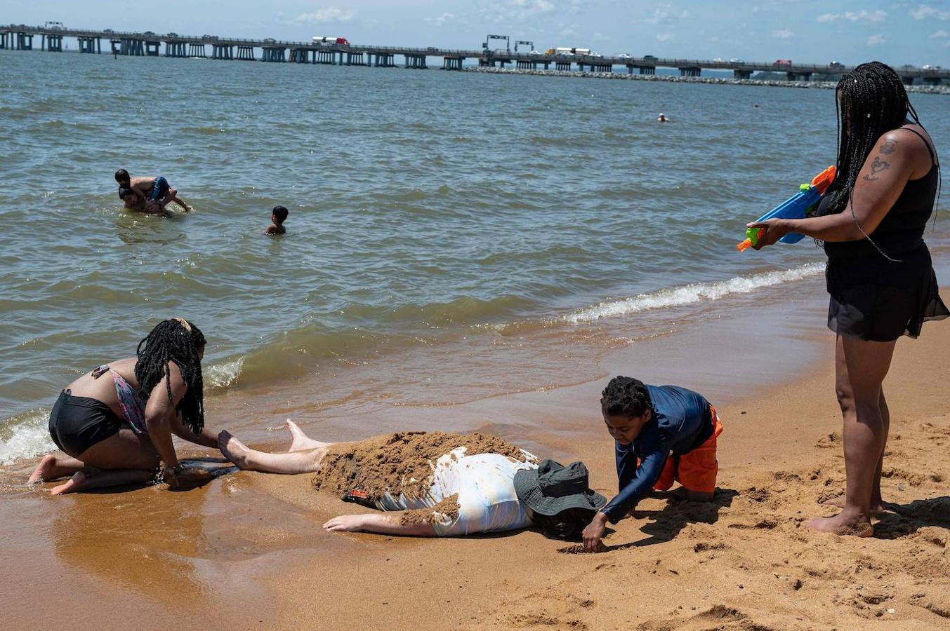 Una familia juega en la playa para escapar de la ola de calor que se está viviendo en Canadá. 