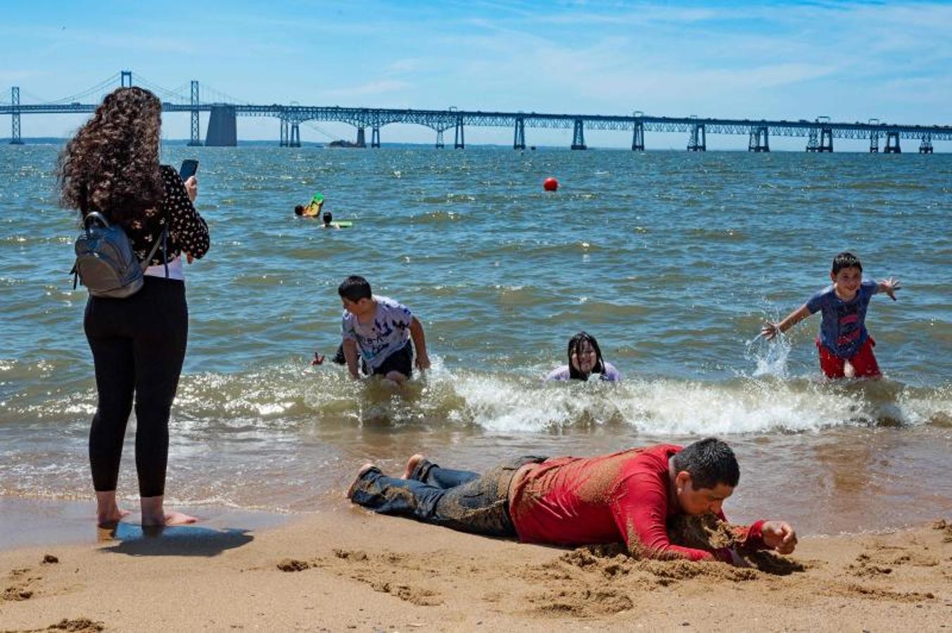 Una familia se baña vestida en la bahía de Maryland. 