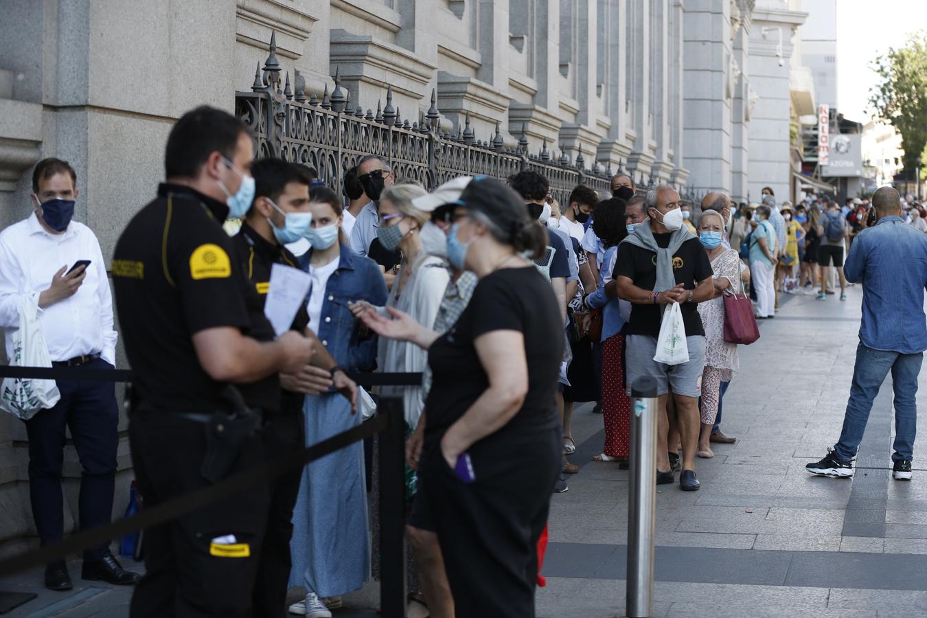 Vista de la cola en la sede del Banco de España de Madrid este miércoles, último día para cambiar las pesetas por euros. 