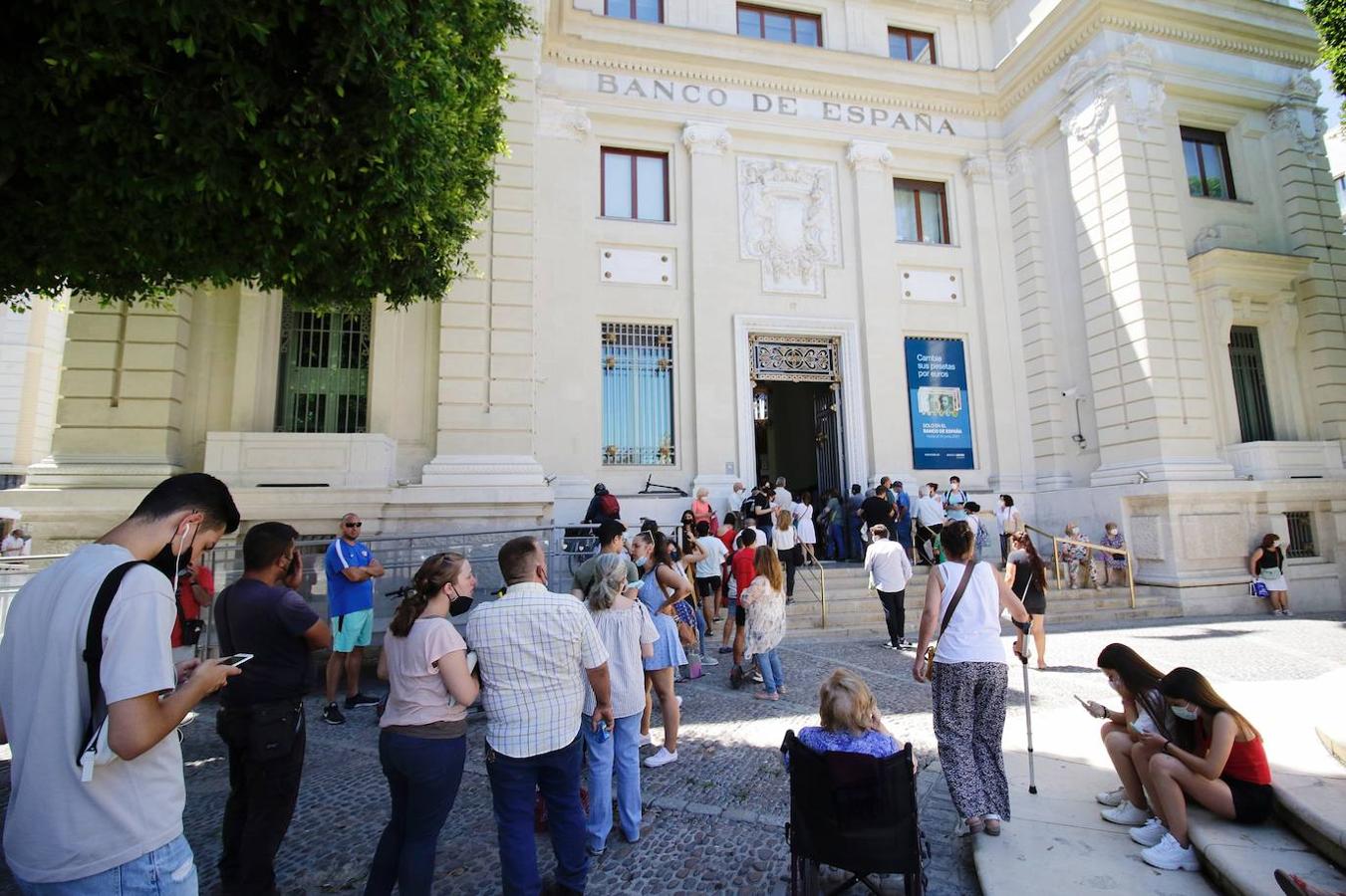 Entrega de pesetas en el Banco de España de Sevilla. 