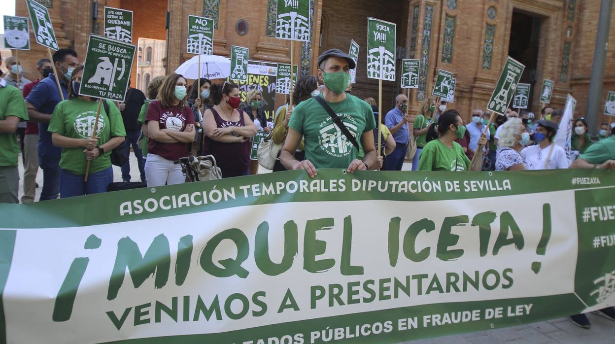 Los interinos andaluces quieren ser fijos sin pasar por un examen