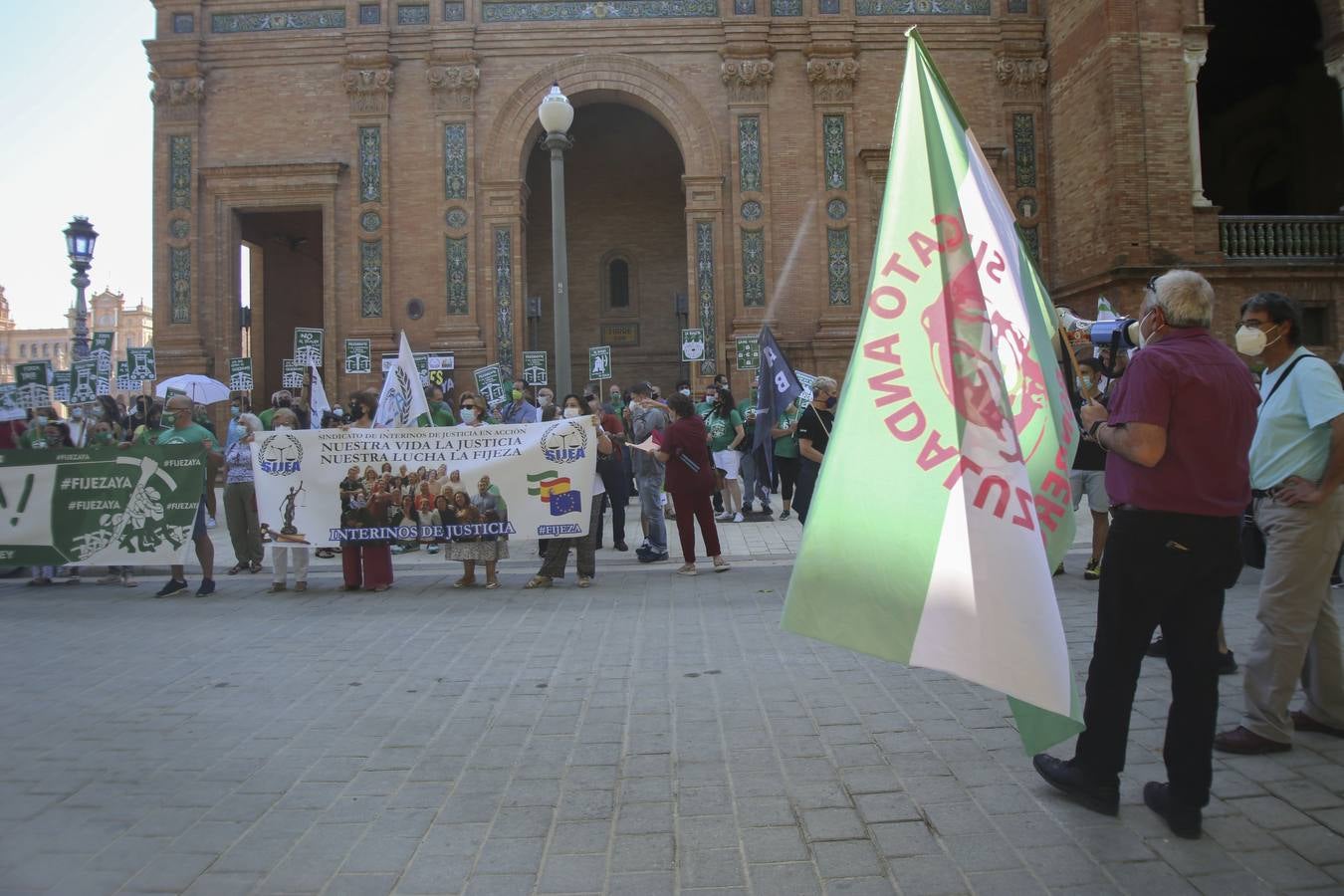 Los interinos andaluces quieren ser fijos sin pasar por un examen