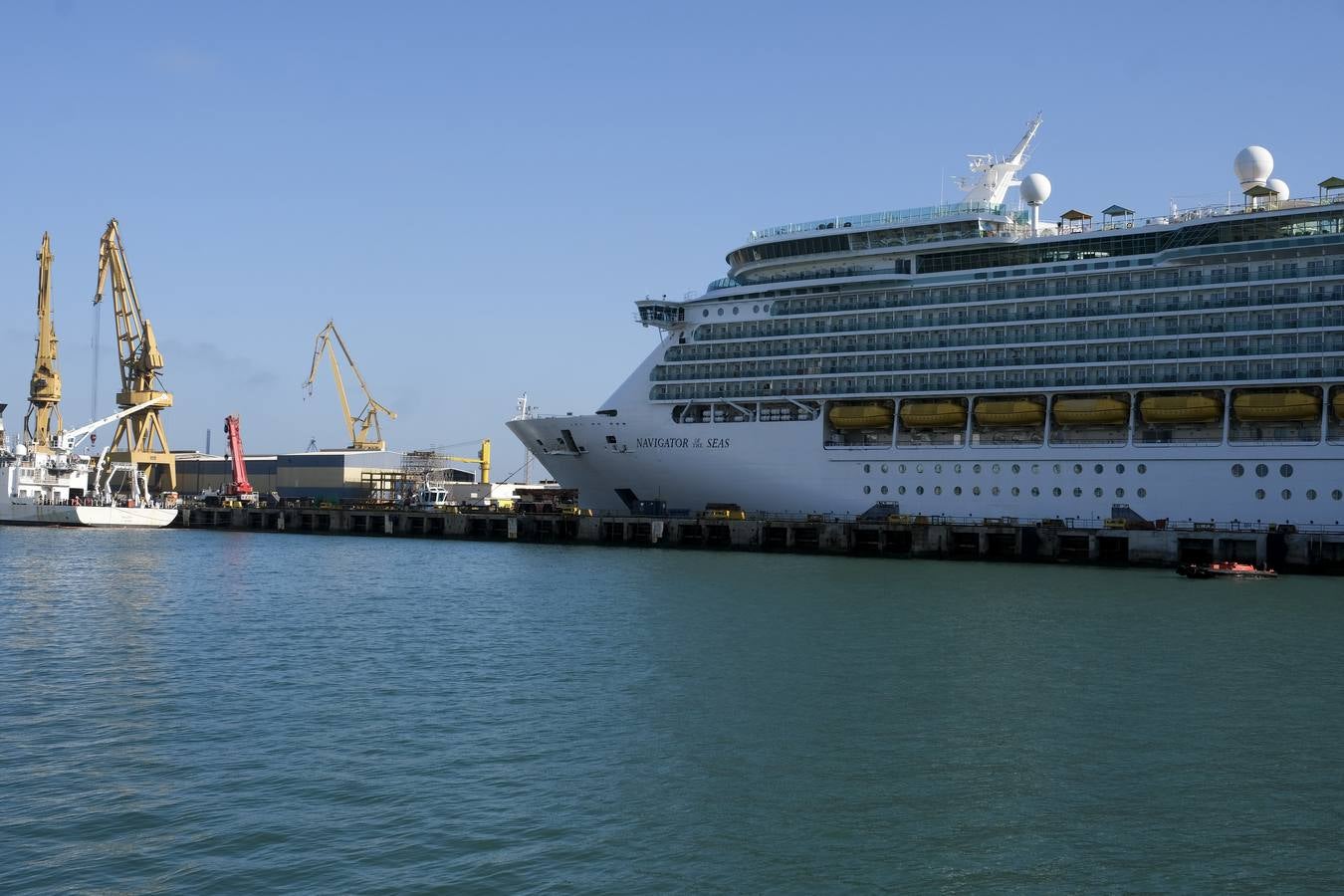 Entrada del crucero Navigator a Navantia