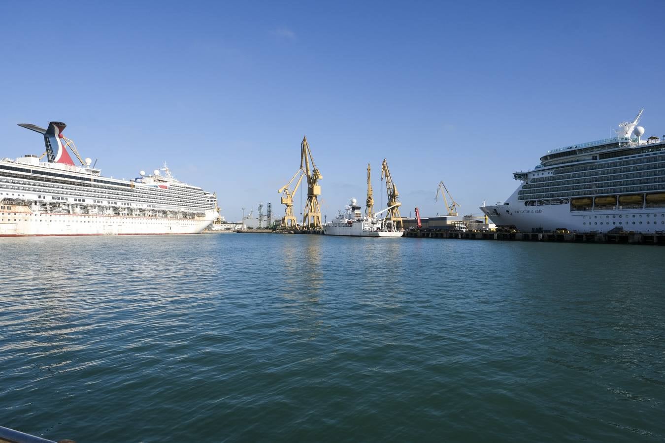 Entrada del crucero Navigator a Navantia