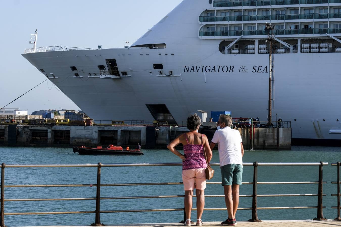 Entrada del crucero Navigator a Navantia