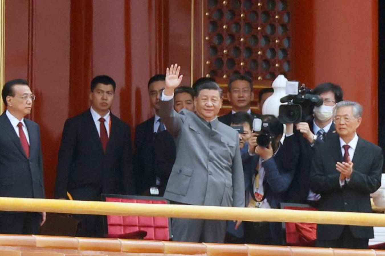 El presidente chino, Xi Jinping, saluda al primer ministro Li Keqiang y al ex presidente Hu Jintao al final del evento del centenario. 