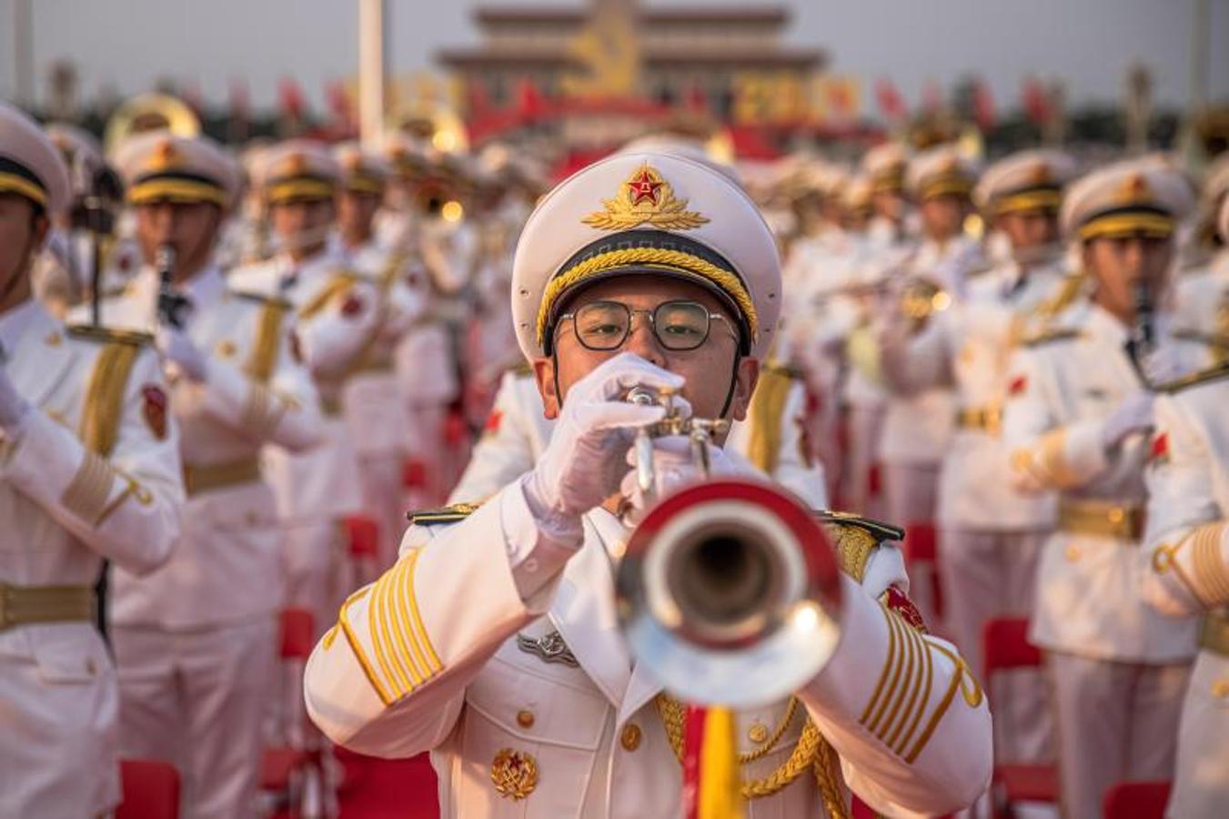 Miembros de la orquesta militar china ensayan en la Plaza de Tiananmen antes de un desfile por el centenario. 