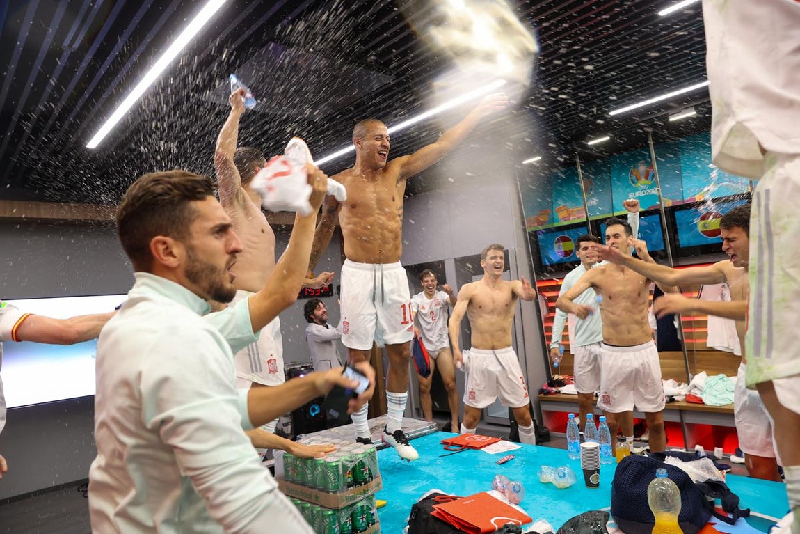 Los futbolistas de la selección española celebran la clasificación. 