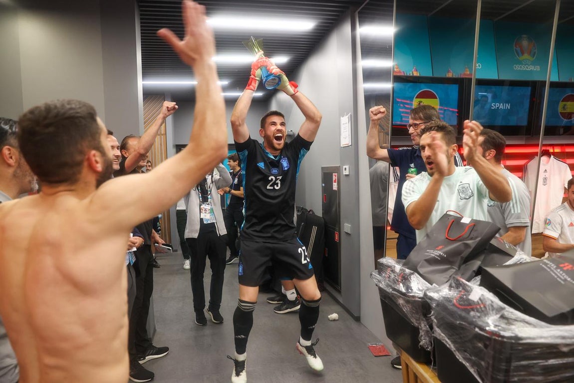 Unai Simón celebra que ha sido nombrado mejor jugador del partido contra Suiza. 