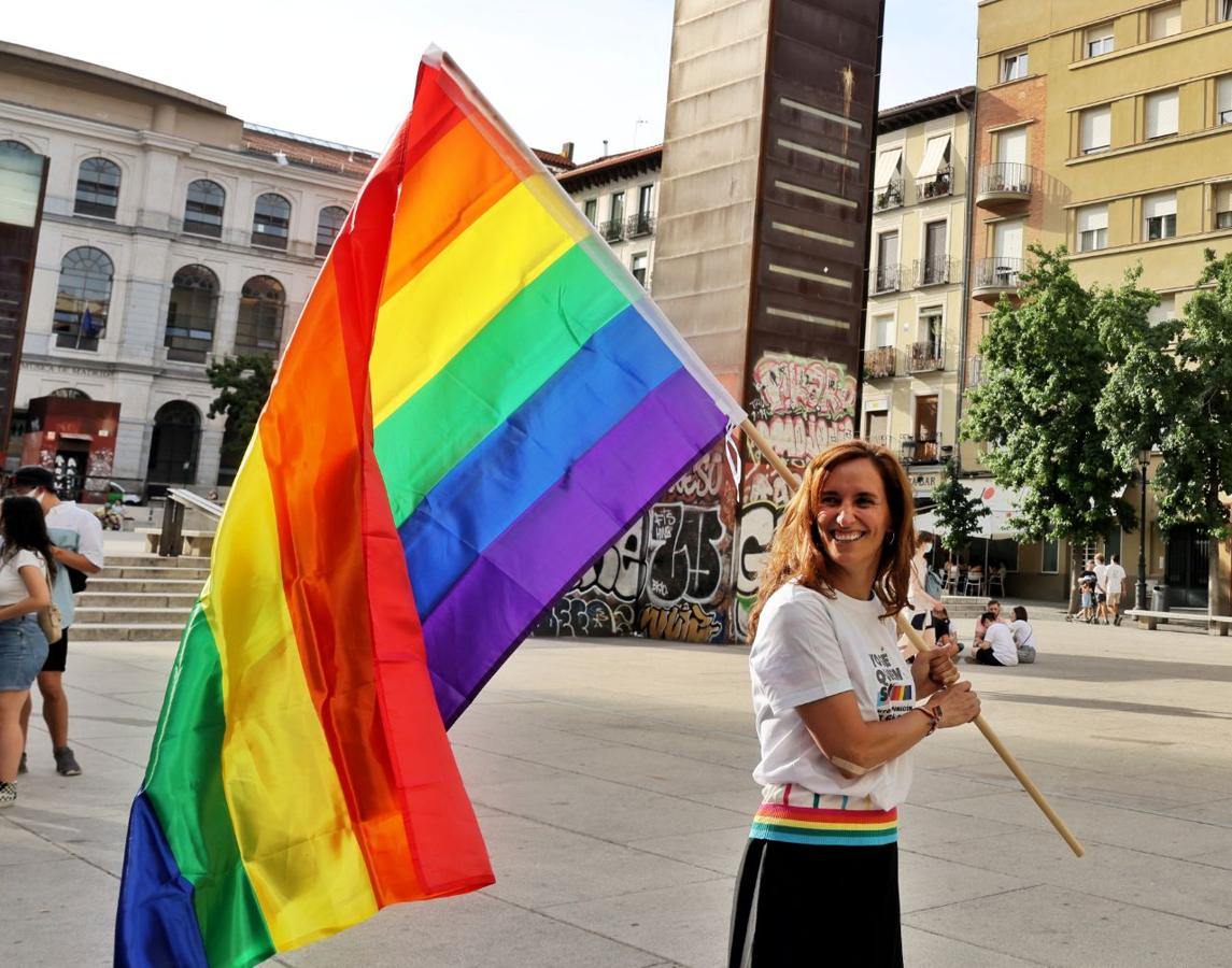 La líder de la oposición en la Comunidad de Madrid, Mónica García, con una bandera arcoíris. 