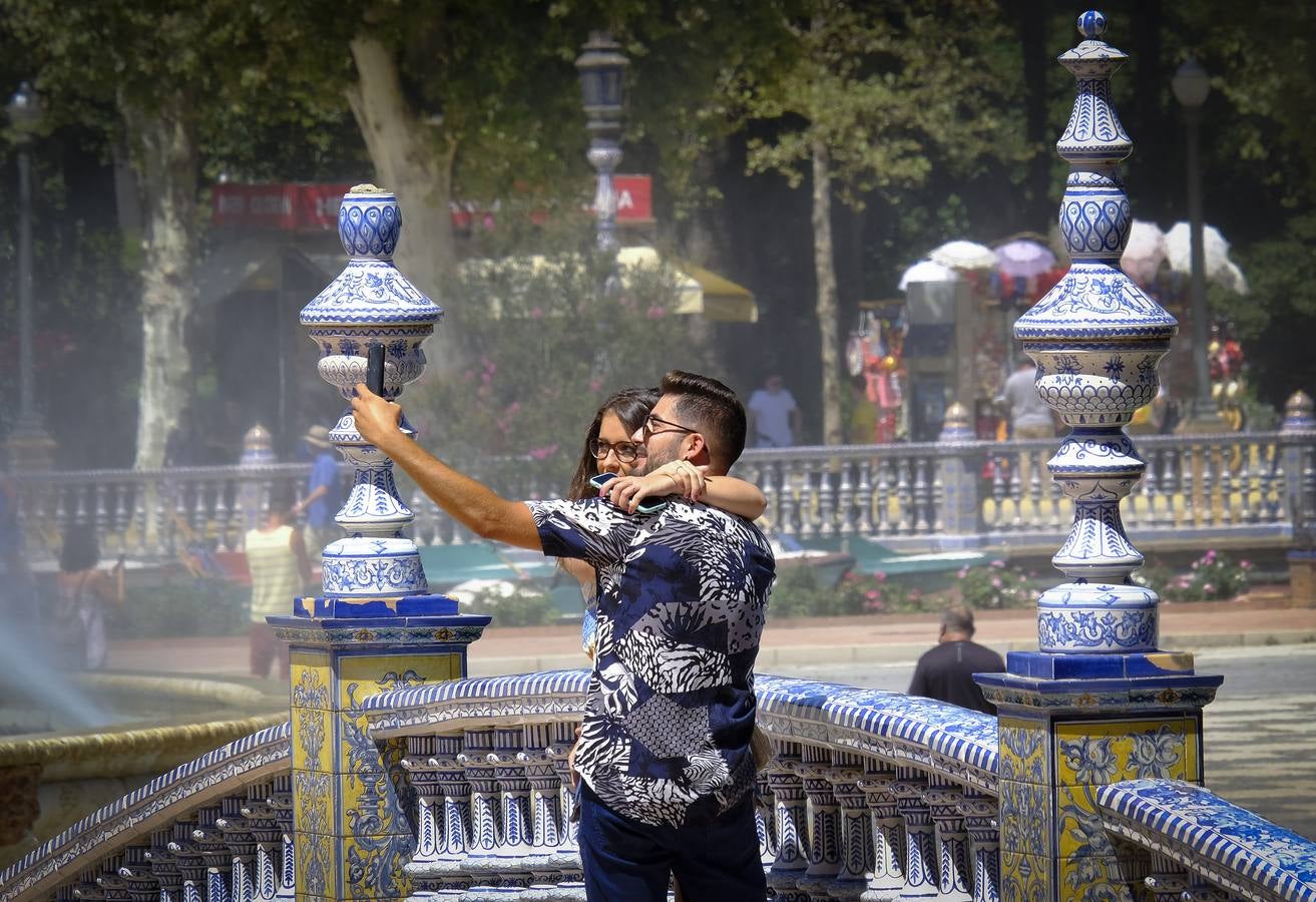 Turistas pasean por las zonas monumentales de Sevilla pese a las altas temperaturas