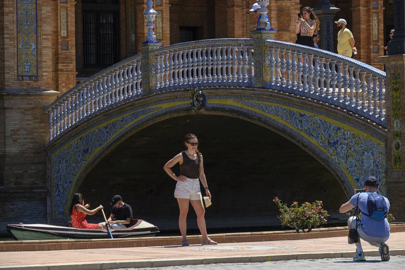 Turistas pasean por las zonas monumentales de Sevilla pese a las altas temperaturas