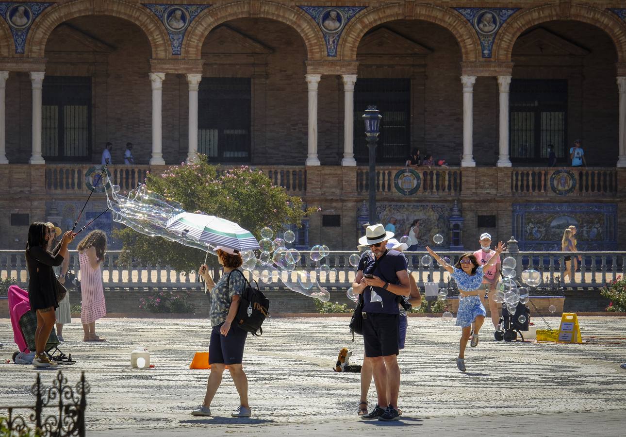 Turistas pasean por las zonas monumentales de Sevilla pese a las altas temperaturas