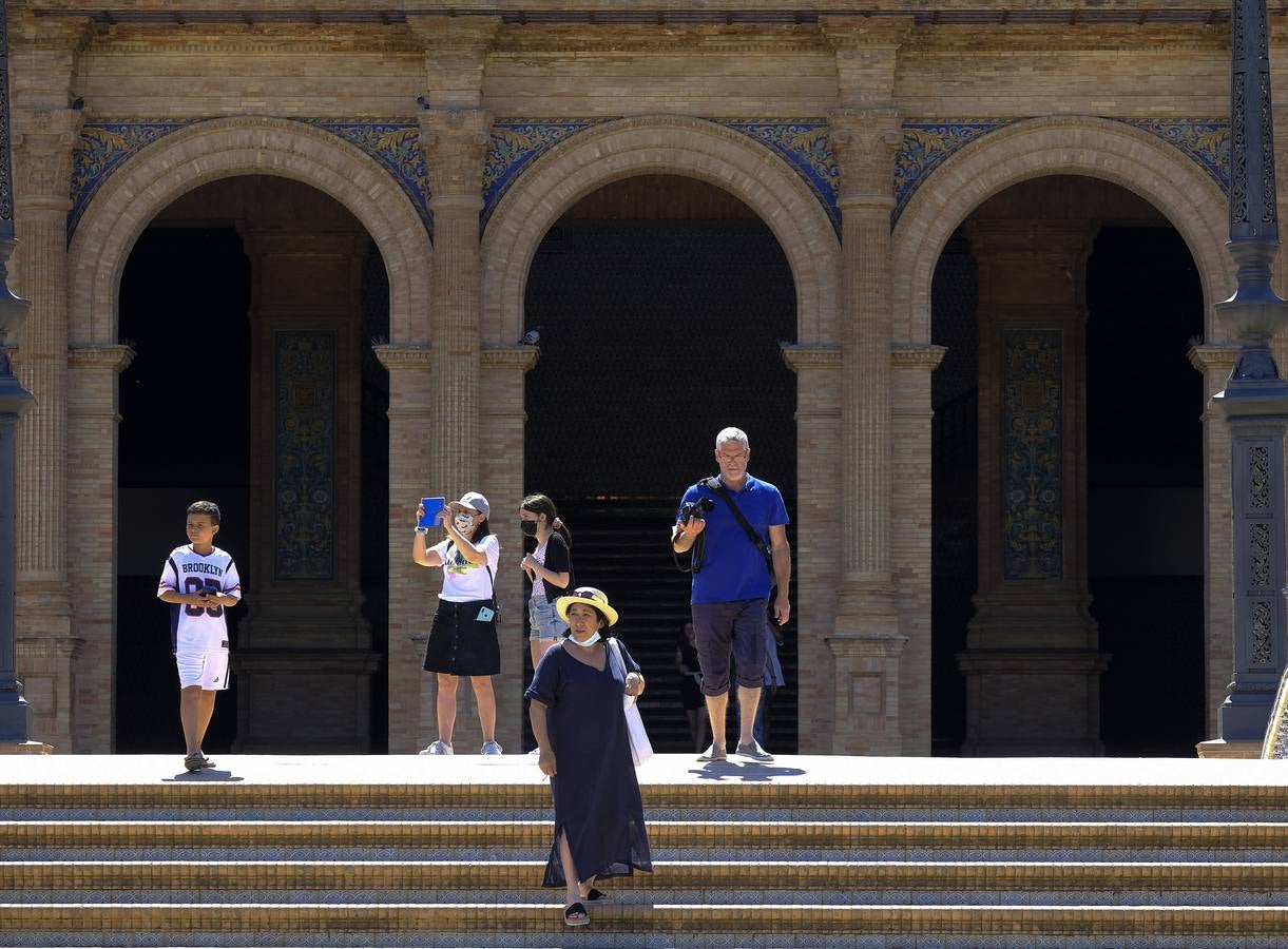 Turistas pasean por las zonas monumentales de Sevilla pese a las altas temperaturas