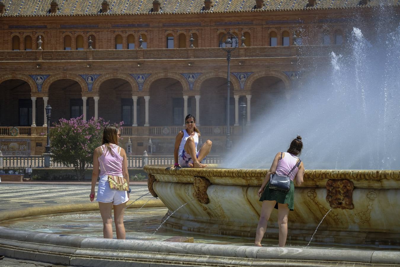 Turistas pasean por las zonas monumentales de Sevilla pese a las altas temperaturas