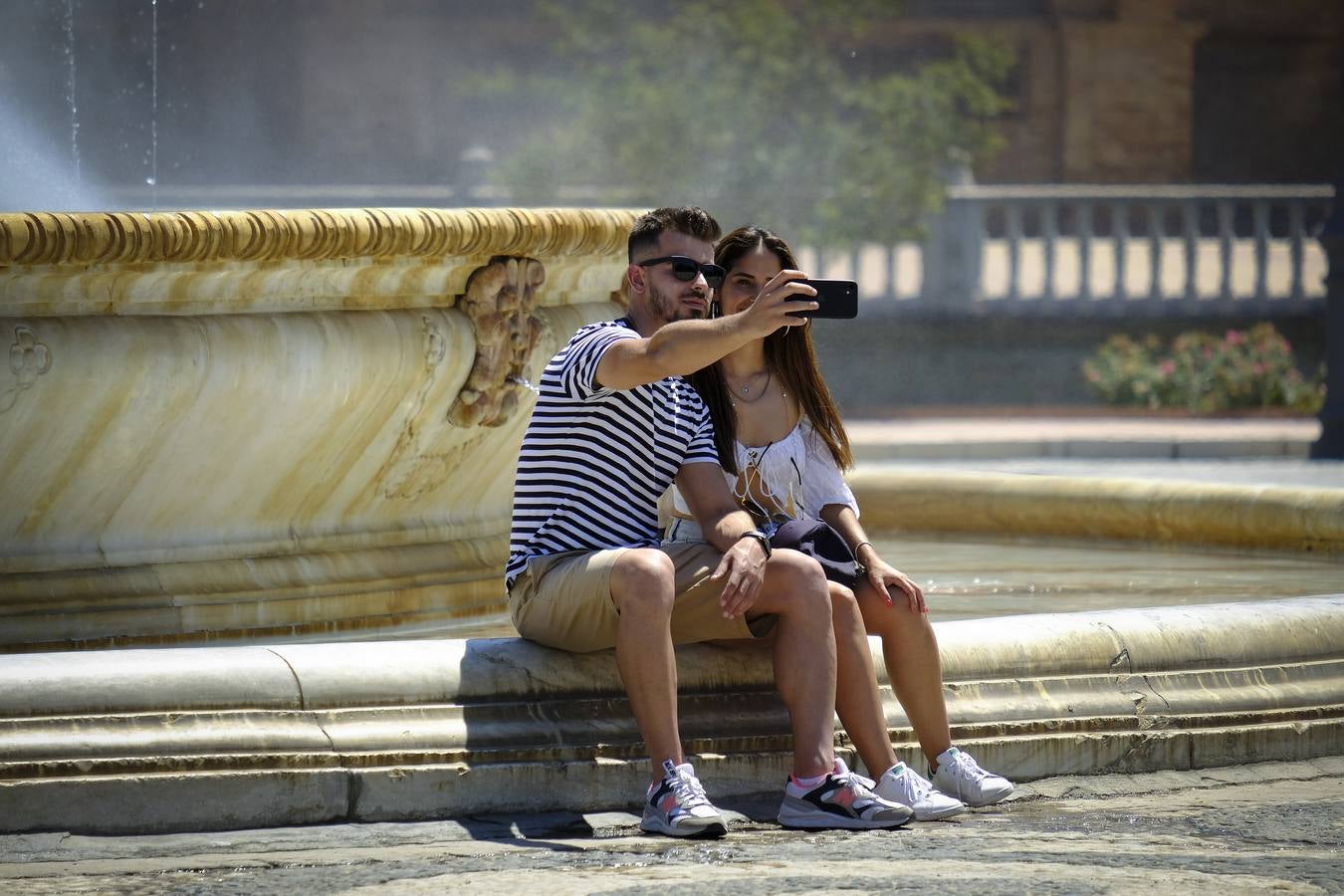 Turistas pasean por las zonas monumentales de Sevilla pese a las altas temperaturas