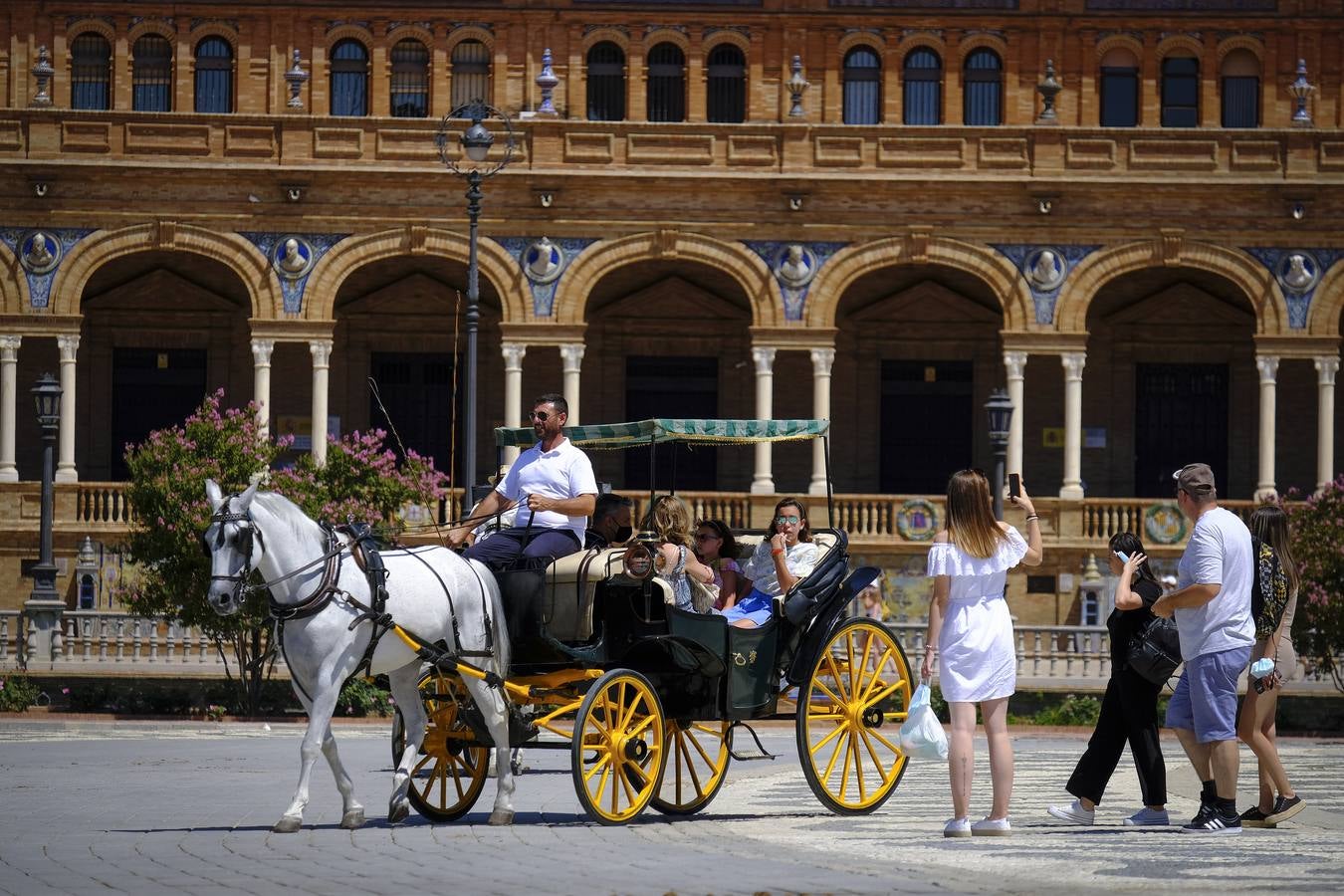 Turistas pasean por las zonas monumentales de Sevilla pese a las altas temperaturas