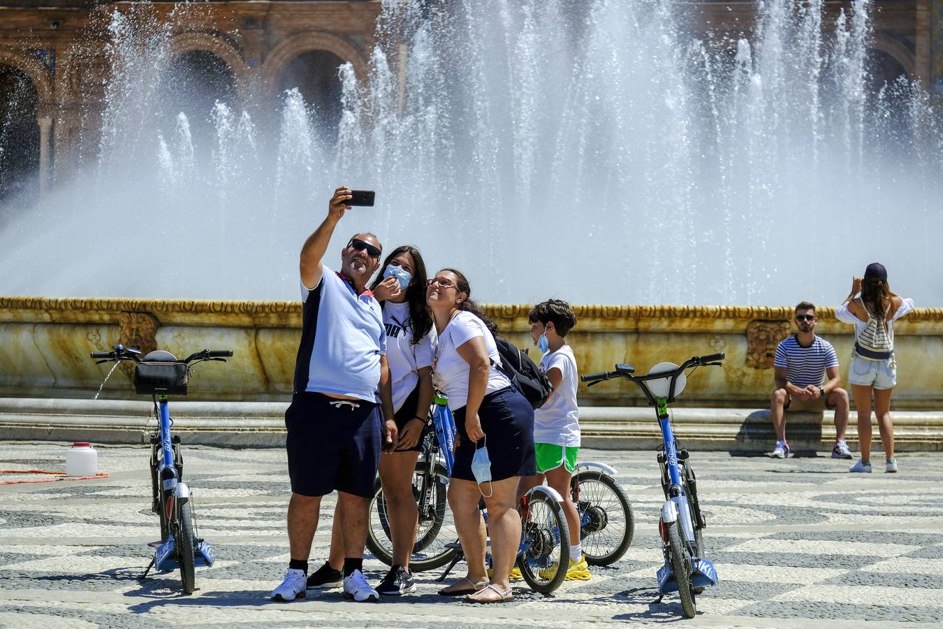 Turistas pasean por las zonas monumentales de Sevilla pese a las altas temperaturas