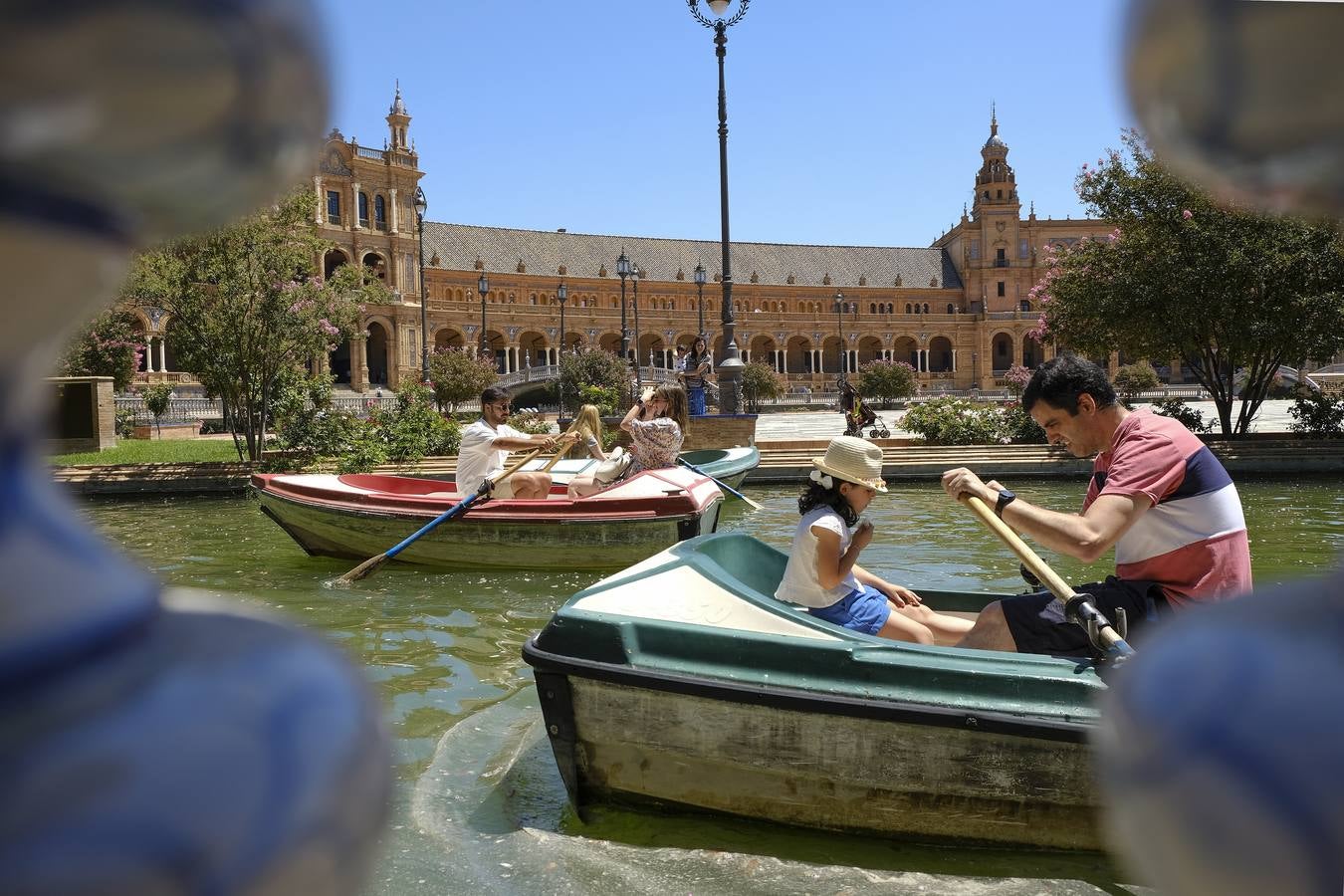 Turistas pasean por las zonas monumentales de Sevilla pese a las altas temperaturas