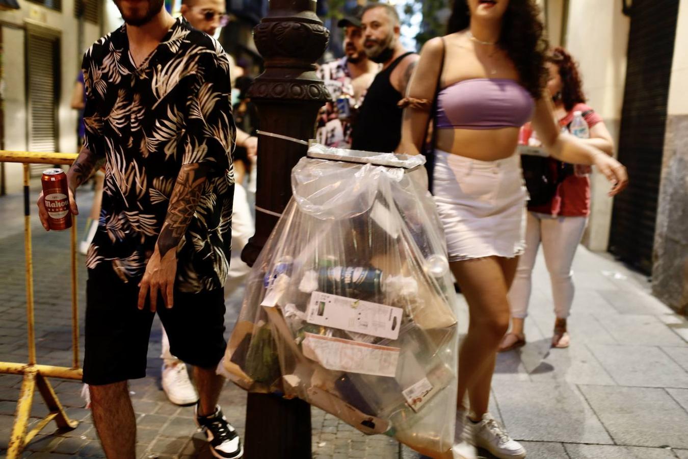 Algunas papeleras terminaron desbordadas ante la gran cantidad de residuos generados. 