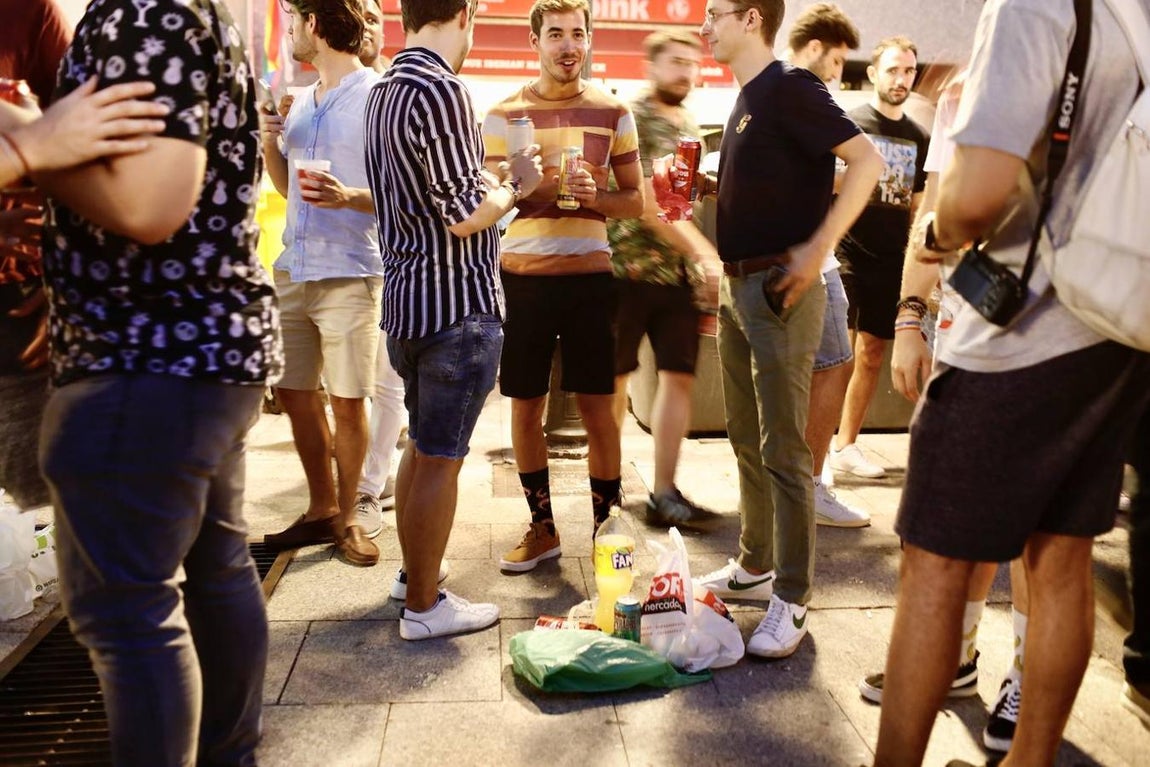 Las latas de cerveza y bolsas de supermercado con botellas de alcohol, hielos y refrescos, permanecían alrededor de los grupos de gente que realizaba botellón. 