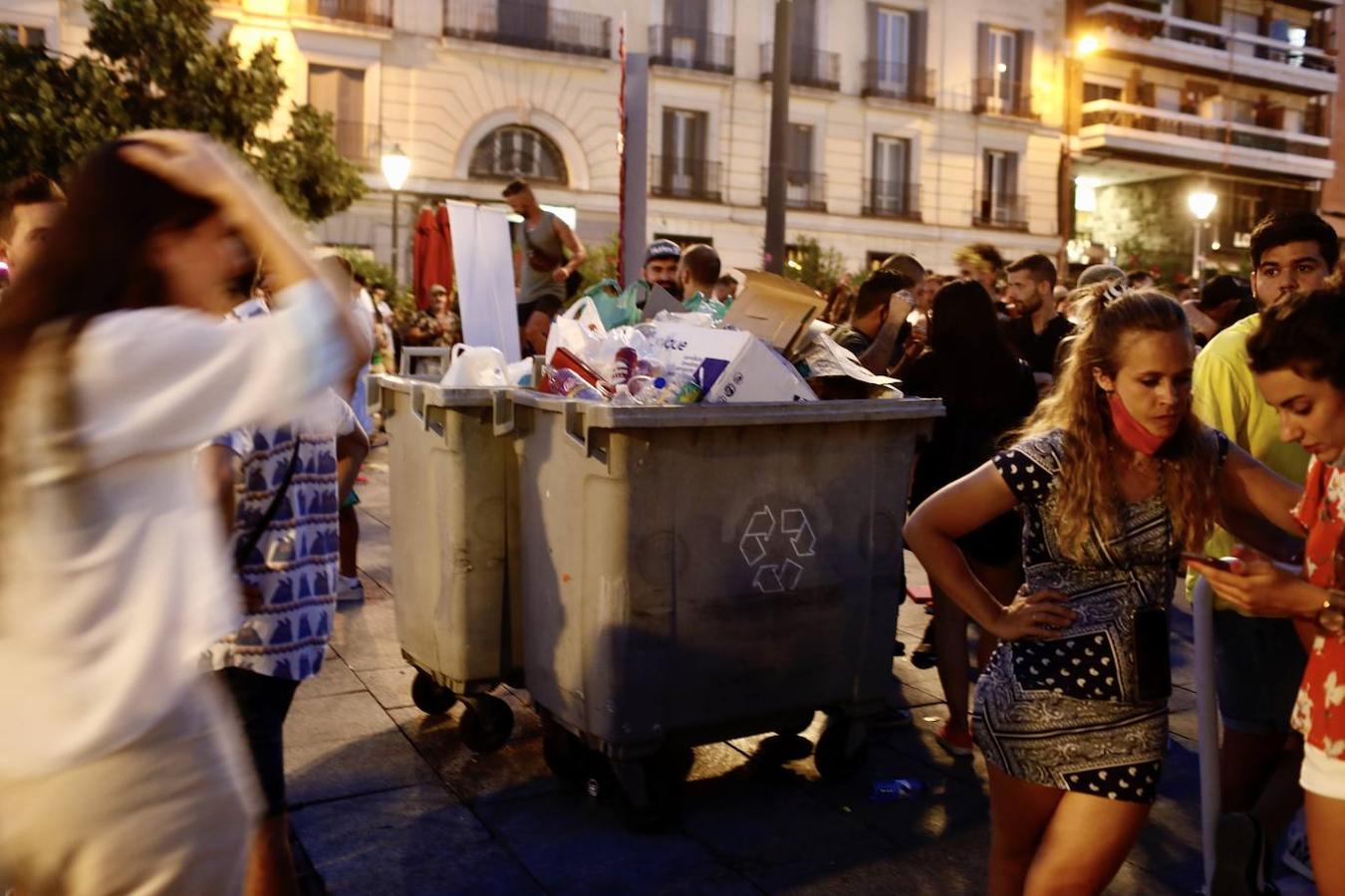 Los restos de botellón se acumulaban en los cubos de basura, si bien en menor cantidad respecto a otras celebraciones anteriores a la pandemia. 