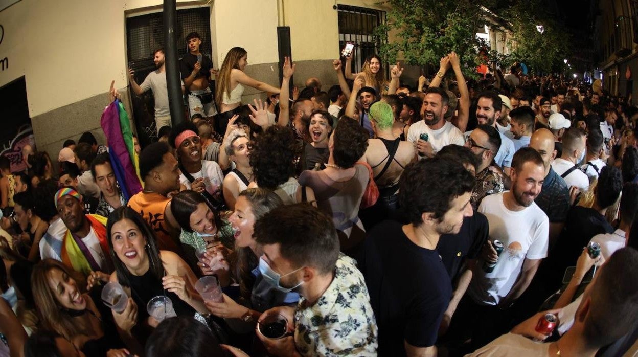 La juerga y el botellón se adueñan de las calles de Chueca tras la marcha del Orgullo