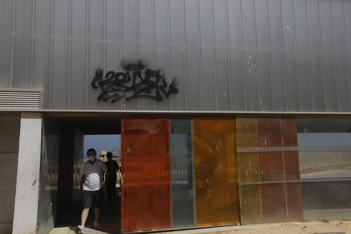 Abandono total de la pérgola de Santa Bárbara